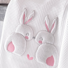 Κουβέρτα Μπεμπέ πικέ με κέντημα Rythmos Rabbity Pink